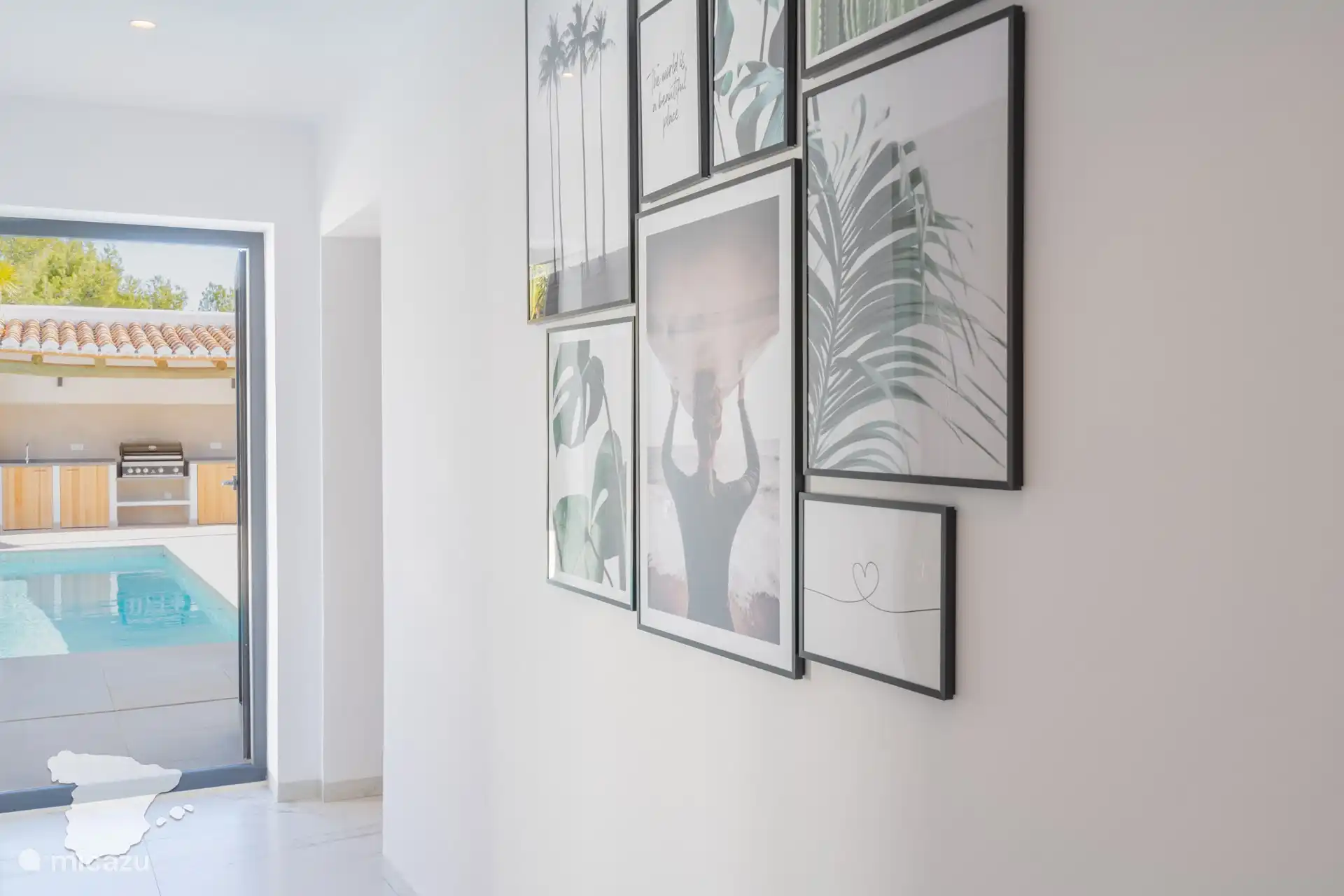 Recibidor con puerta hacia la piscina.