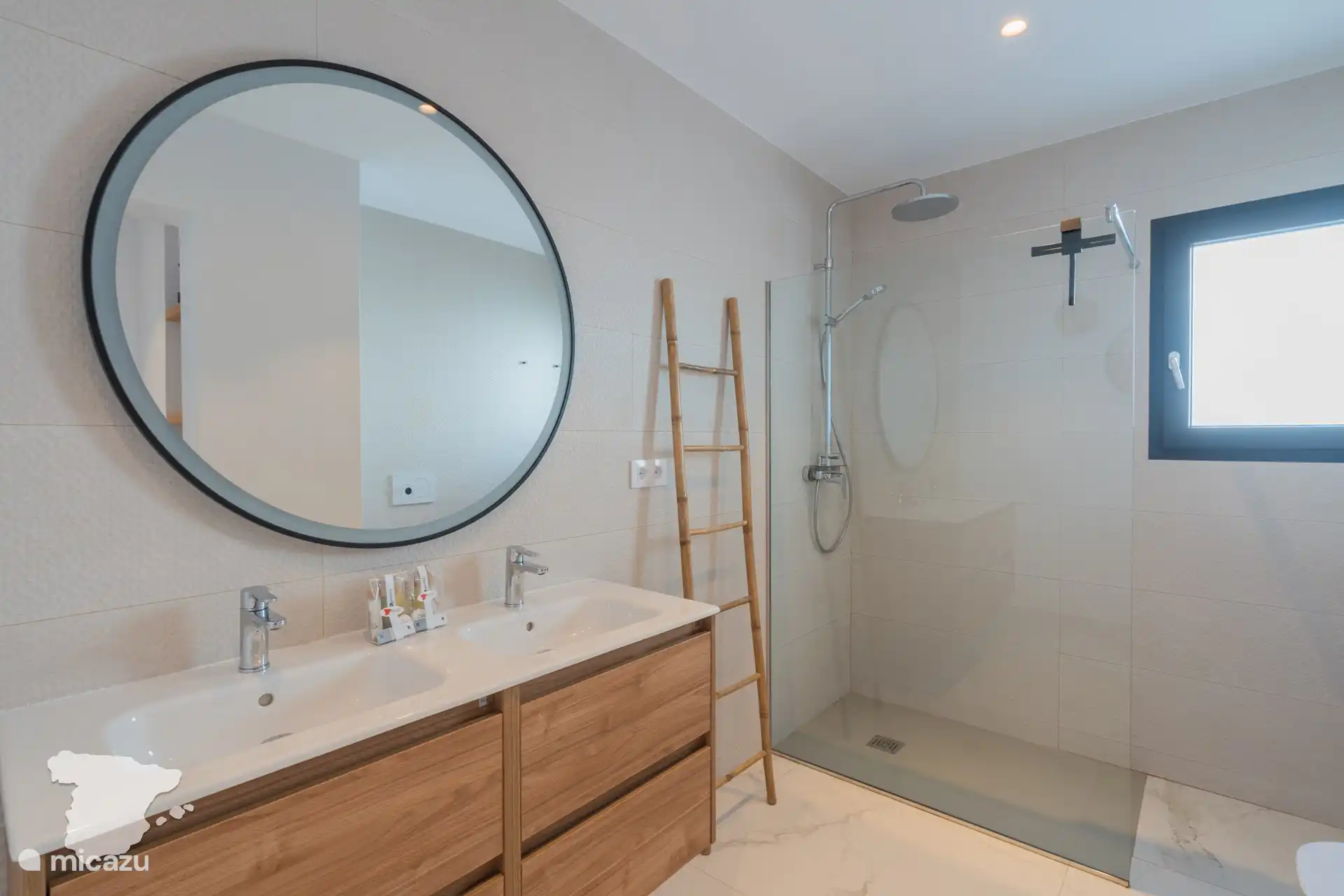 Baño 3 (separado en el pasillo)