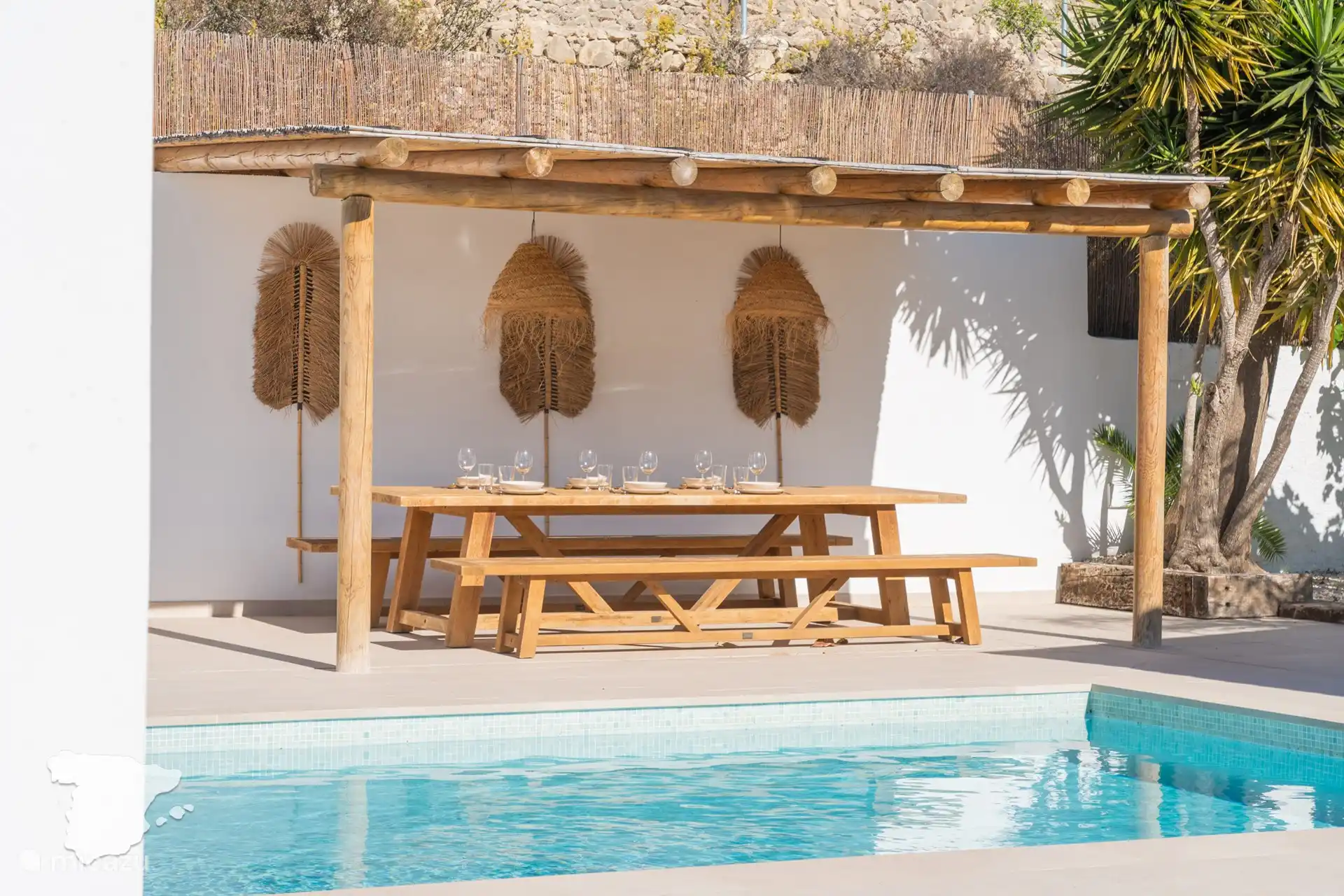 Mesa de comedor cubierta en la terraza.
