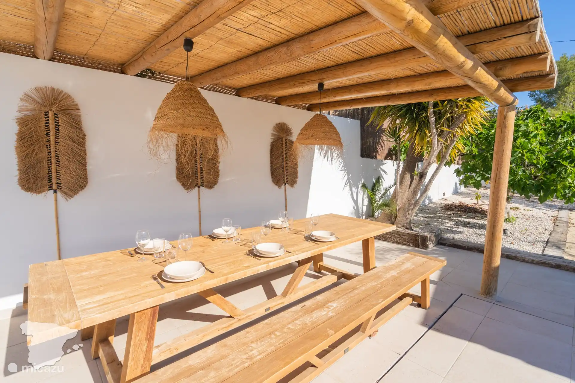 Mesa de comedor cubierta en la terraza.