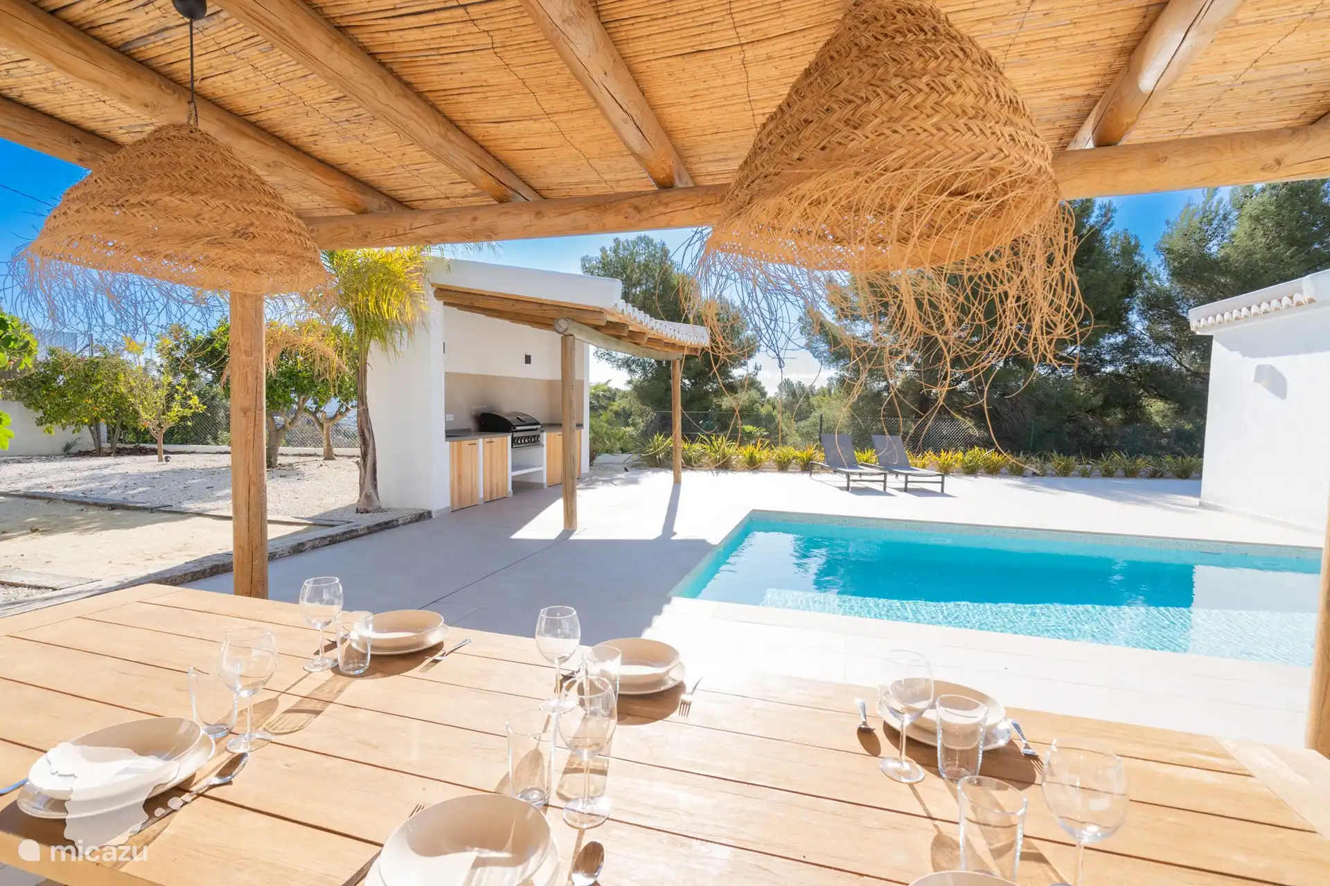 Mesa de comedor cubierta en la terraza.