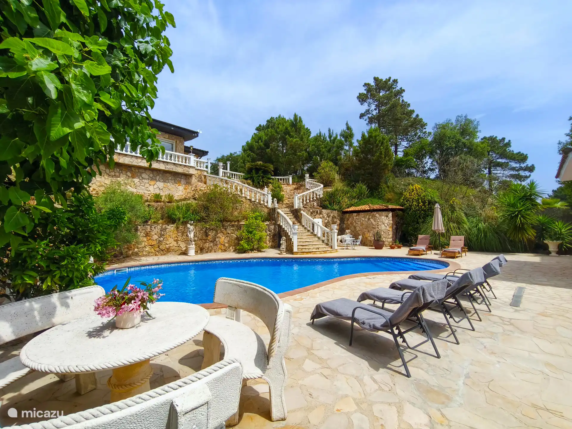 Wunderschöner großer Swimmingpool und Sonnenliege