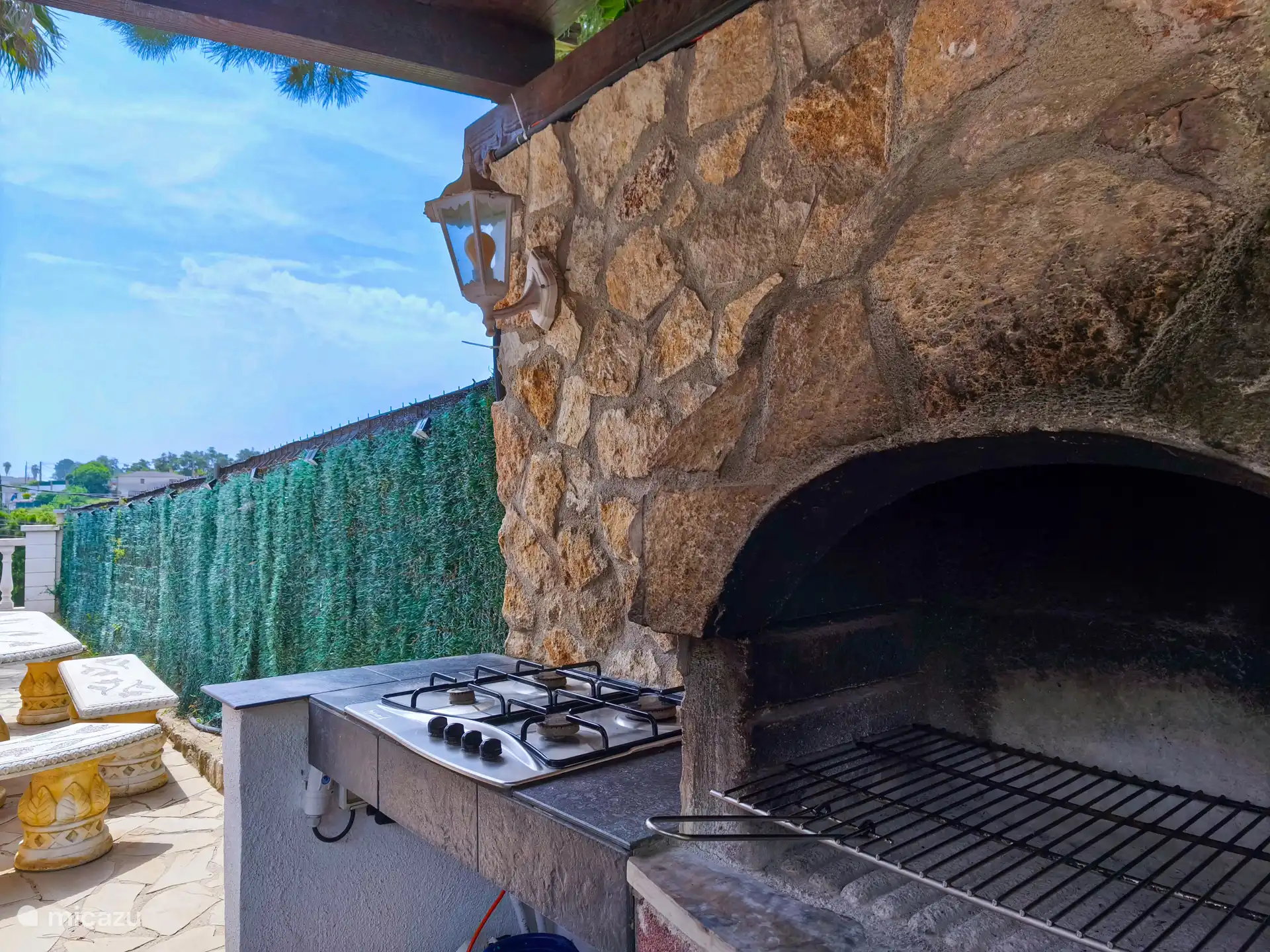 Außenküche mit Gasherd und Grill