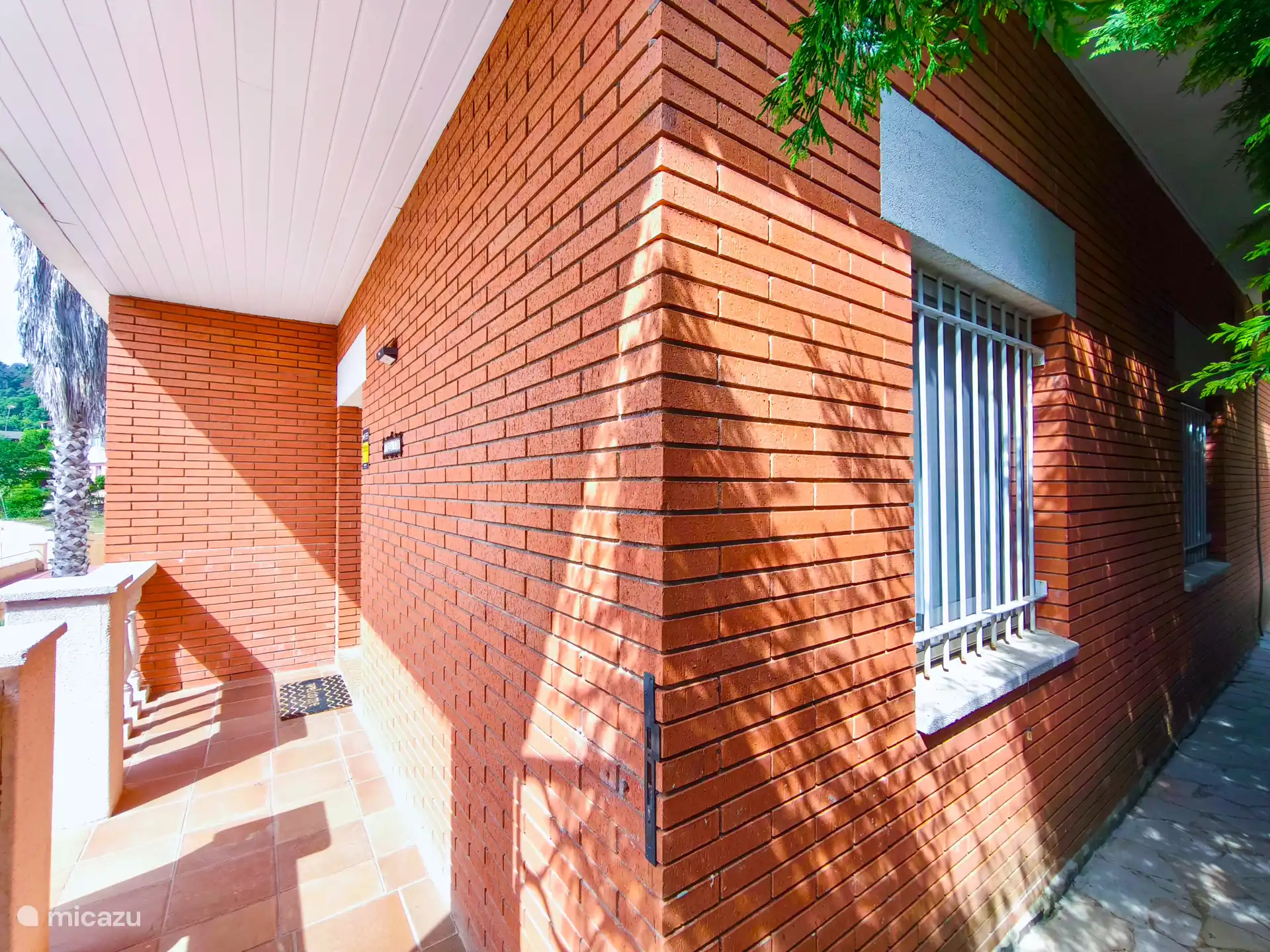 Durch die Seite kann man in den Hinterhof entlang der Villa gelangen