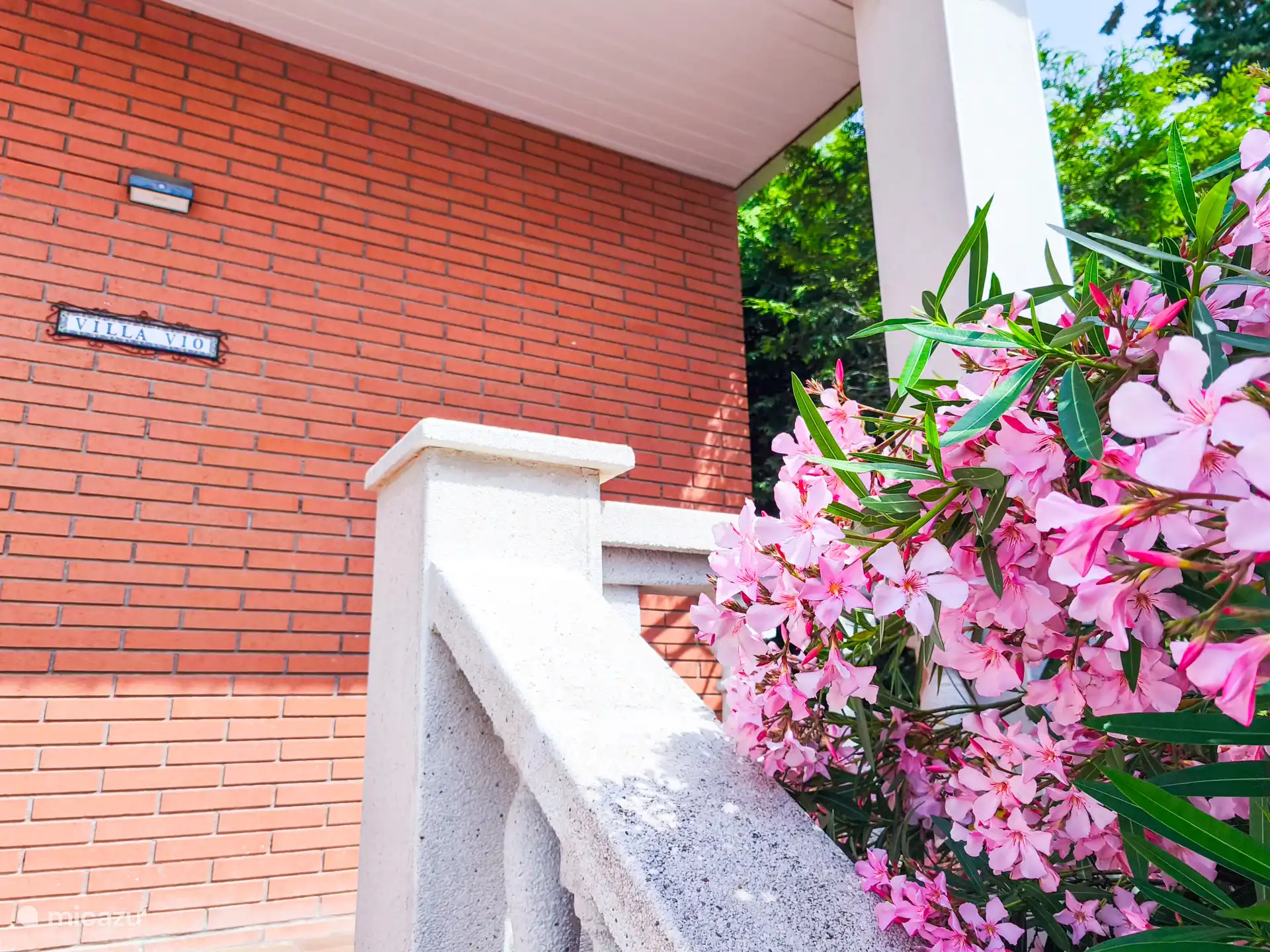 Treppe hinauf zur Haustür