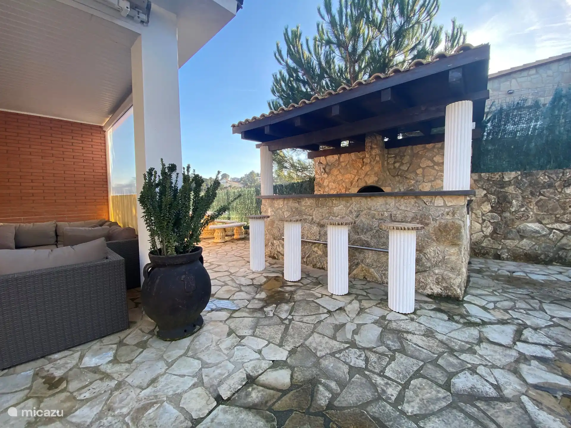 Es gibt eine Bar mit Grill und Gasherd