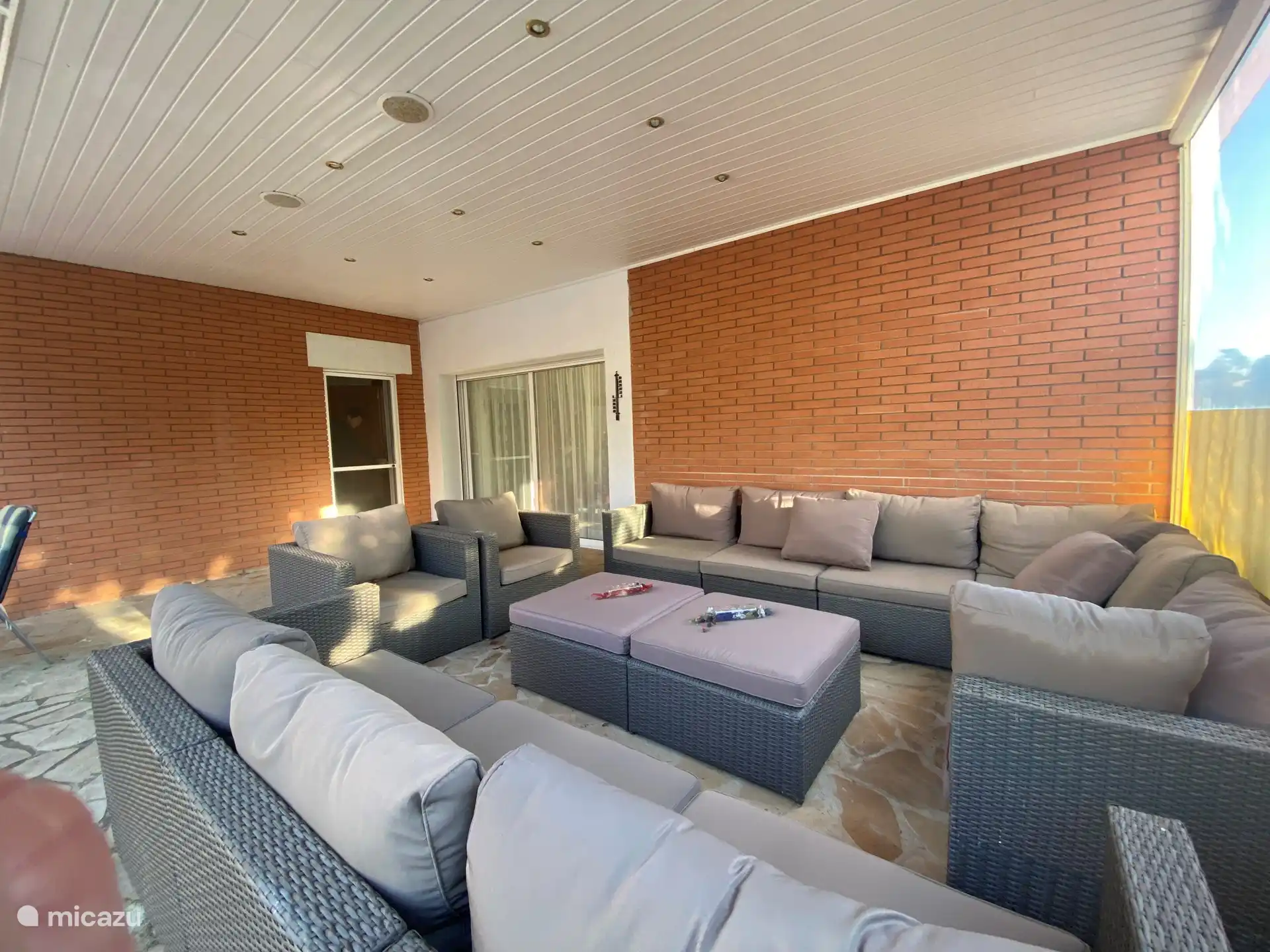 Großes Lounge-Set unter der Veranda