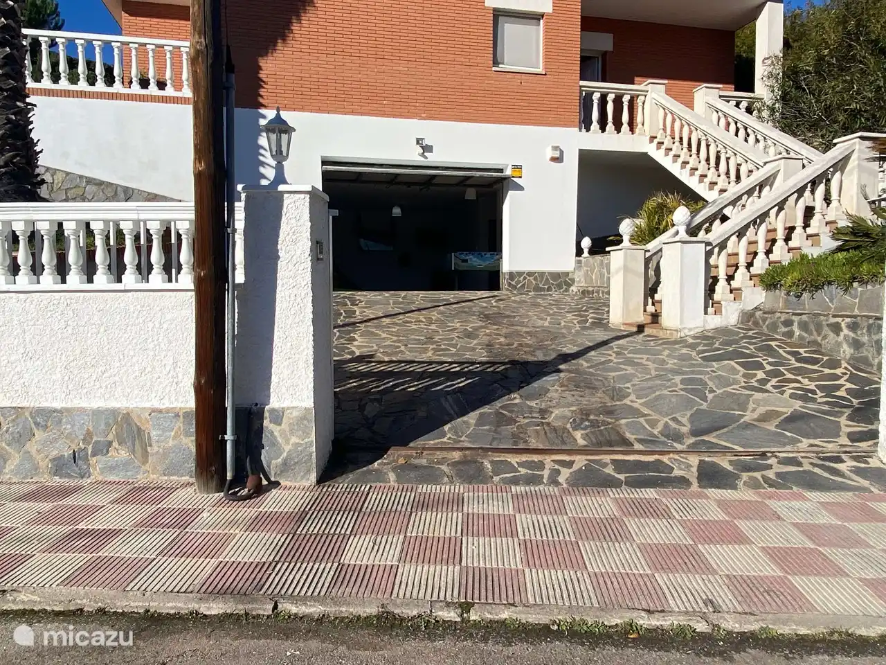 Mit Einfahrt und Garage