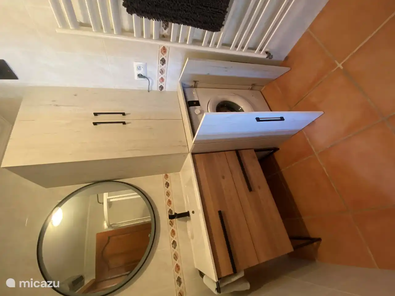 Badezimmer mit Waschmaschine in der unteren Wohnung.