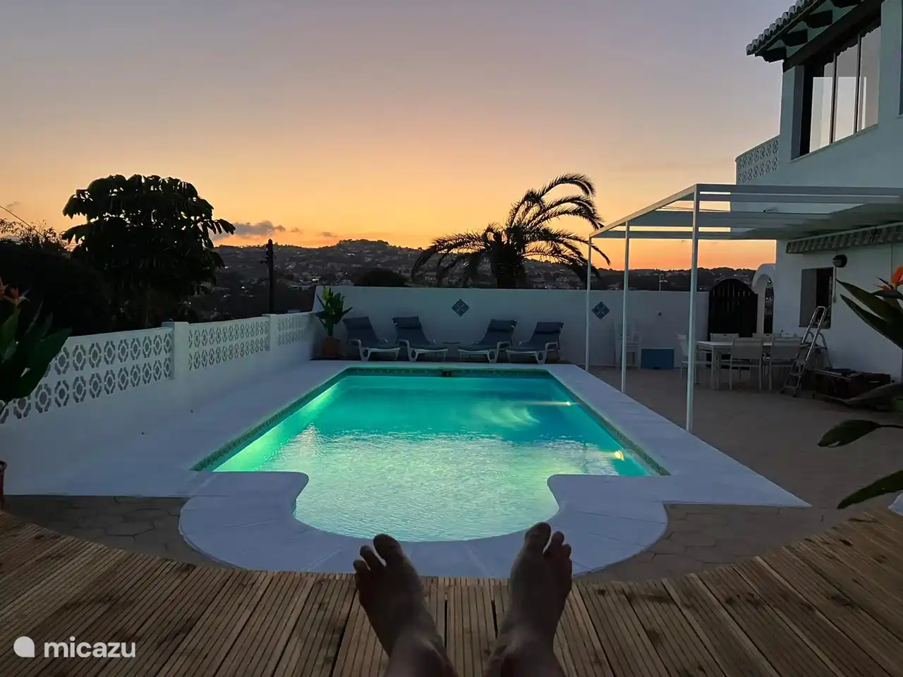 Schöner Himmel mit Sonnenuntergang vom Ibiza-Bett aus.