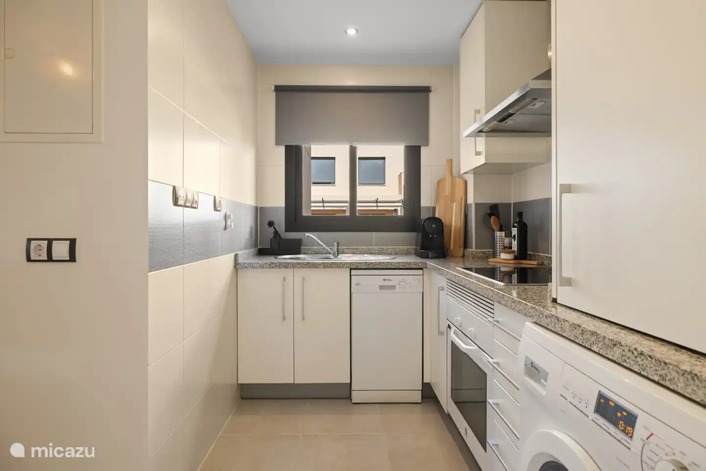 Die Küche ist außerdem mit einem Geschirrspüler, einem Elektroherd, einem Backofen und einer Waschmaschine mit Trocknungsfunktion ausgestattet.