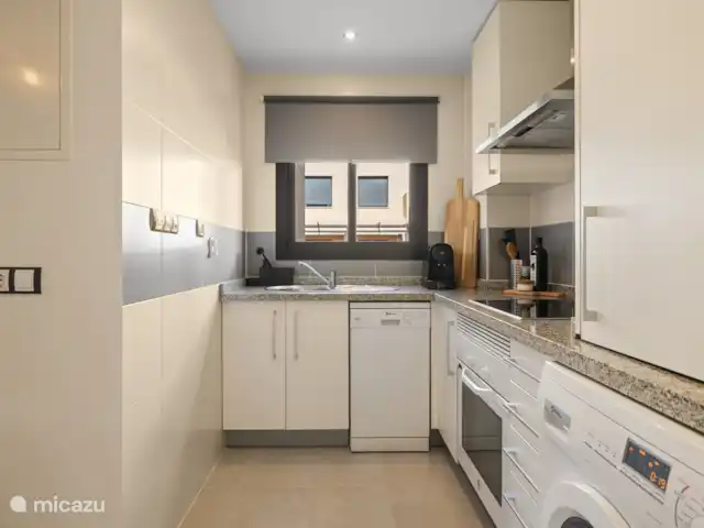 Location de Vacances Espagne, Costa del Sol, La Cala de Mijas, appartement - Casa TaJo La cuisine est également équipée d'un lave-vaisselle, d'une plaque de cuisson éclectique, d'un four et d'un lave-linge avec fonction séchage.