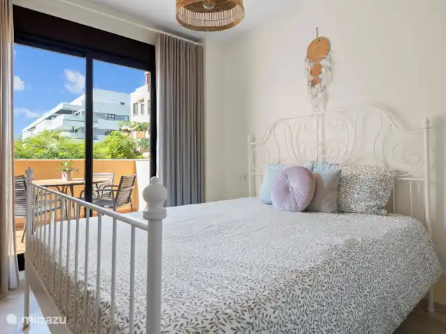 Location de Vacances Espagne, Costa del Sol, La Cala de Mijas, appartement - Casa TaJo chambre 1 avec salle de bain et porte coulissante donnant sur la terrasse.
