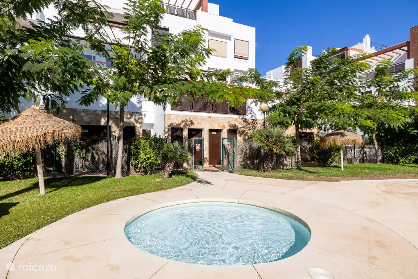 Schwimmbad mit Liegewiese.