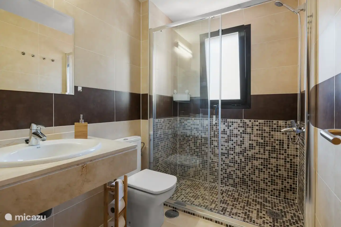 Badezimmer 1 ist mit Schlafzimmer 1 verbunden