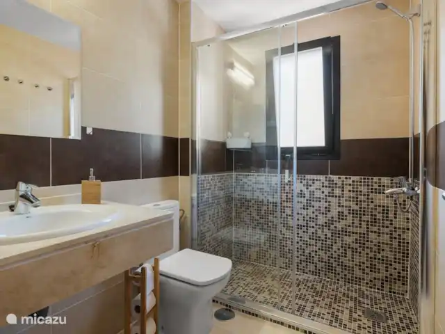Location de Vacances Espagne, Costa del Sol, La Cala de Mijas, appartement - Casa TaJo La salle de bain 1 est reliée à la chambre 1