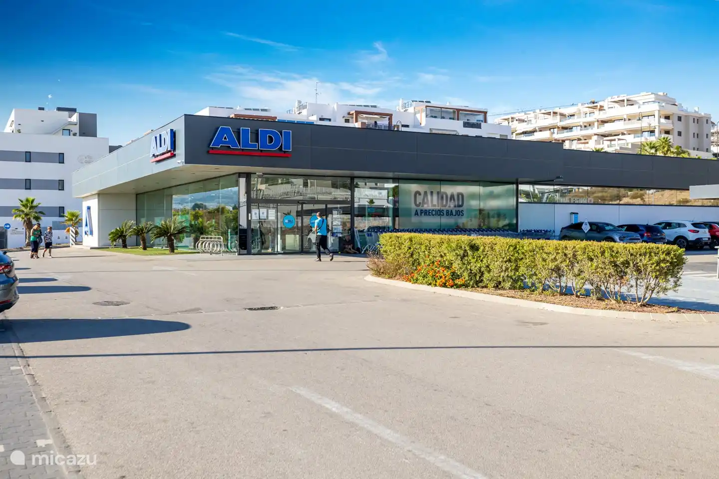 Der Aldi neben der Anlage 3 Gehminuten von der Wohnung entfernt.