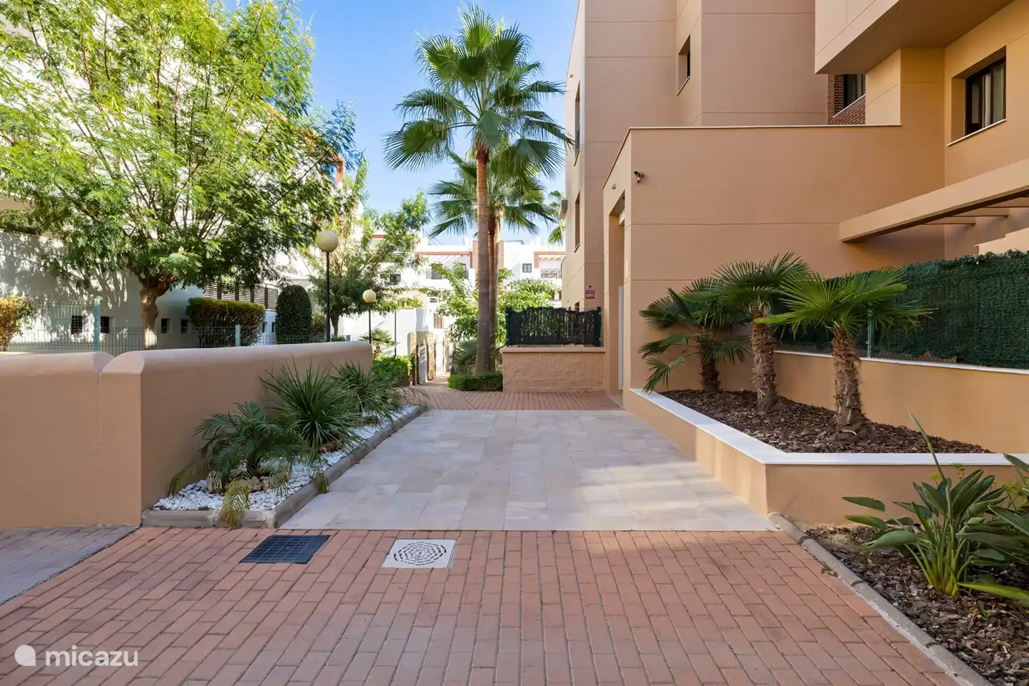 Wunderschöne botanische Gärten liegen zwischen den Apartmentkomplexen.