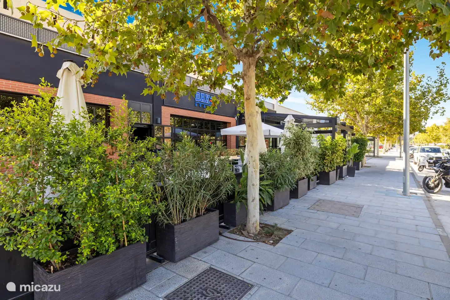 Mehrere Geschäfte auf der anderen Straßenseite.