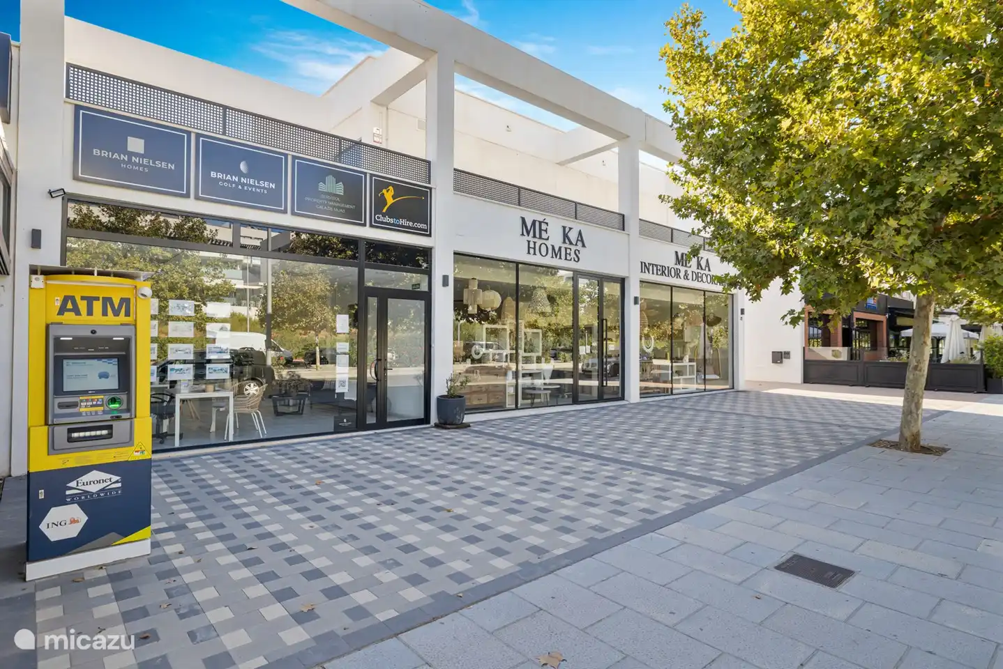 Mehrere Geschäfte auf der anderen Straßenseite.