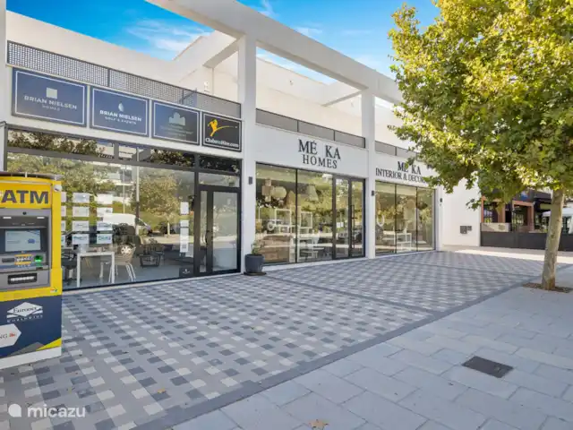 Location de Vacances Espagne, Costa del Sol, La Cala de Mijas, appartement - Casa TaJo Plusieurs magasins de l'autre côté de la rue.
