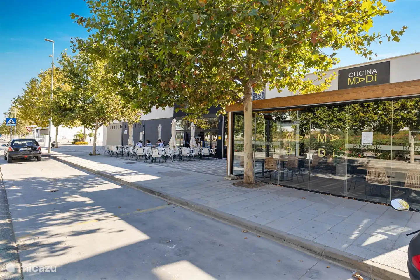 Mehrere Geschäfte auf der anderen Straßenseite.