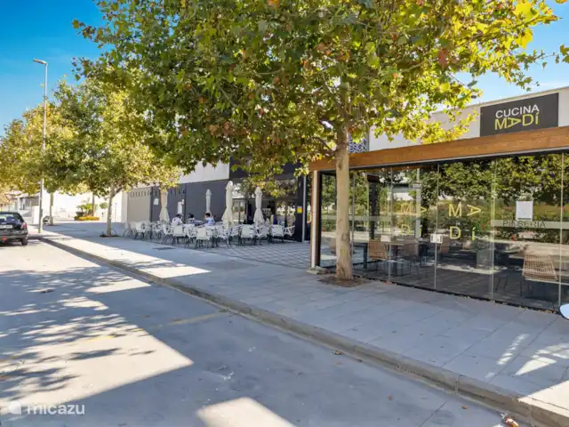 Location de Vacances Espagne, Costa del Sol, La Cala de Mijas, appartement - Casa TaJo Plusieurs magasins de l'autre côté de la rue.