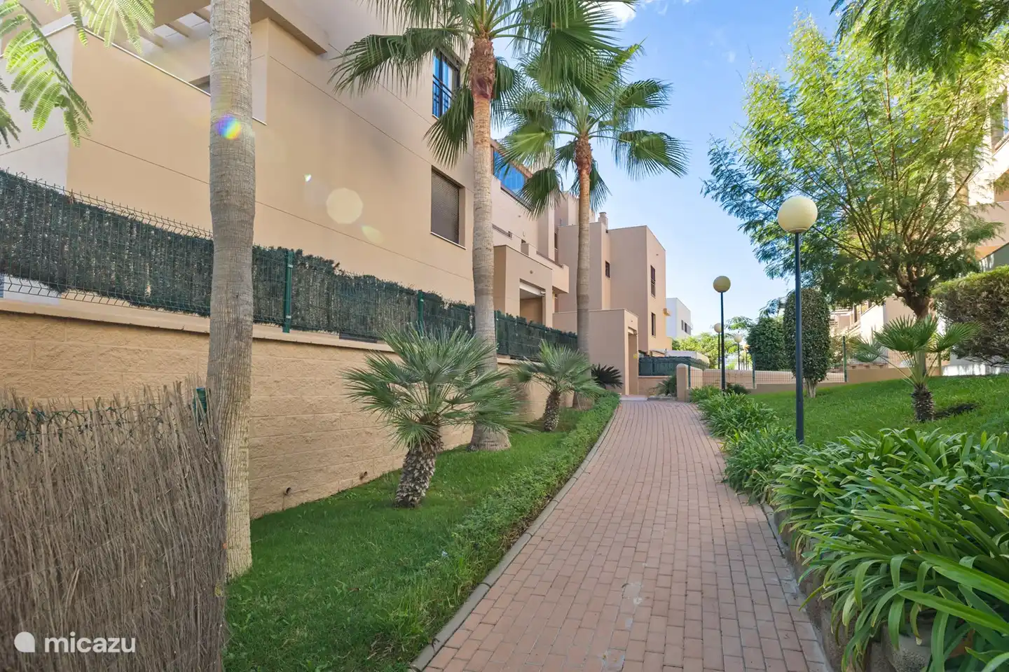 Wunderschöne botanische Gärten liegen zwischen den Apartmentkomplexen.