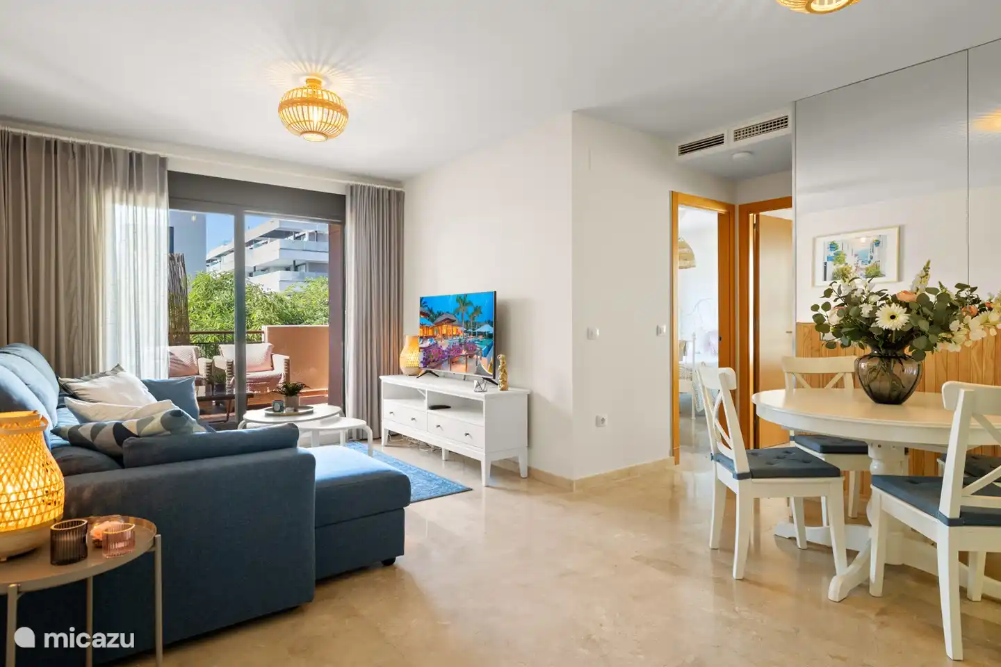 Wohnzimmer mit Blick nach draußen.