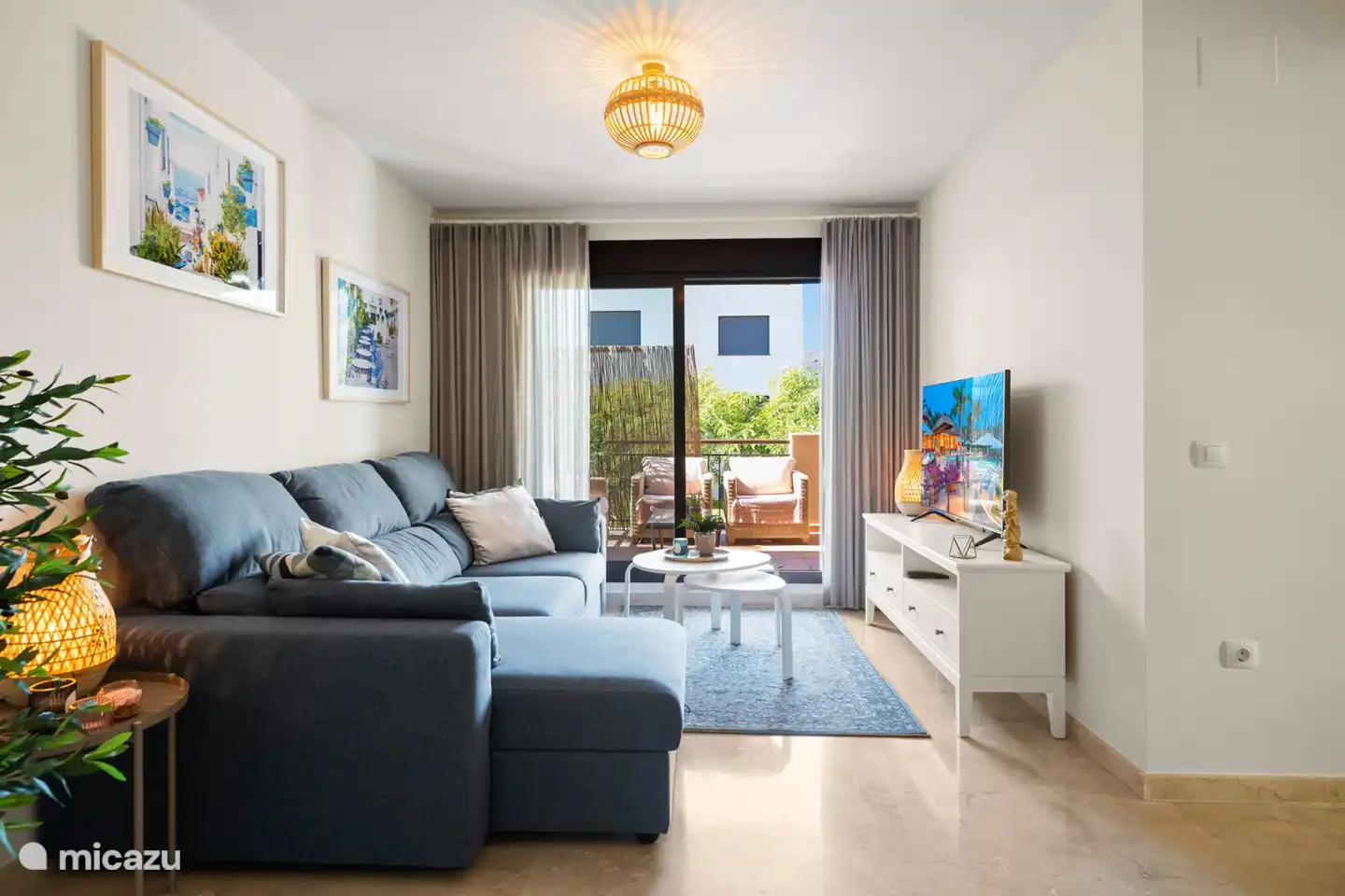 Wohnzimmer mit Blick nach draußen.