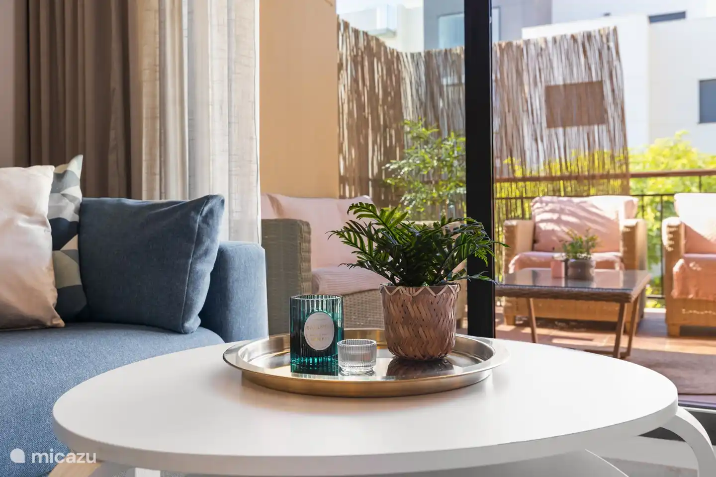 Wohnzimmer mit Blick nach draußen.