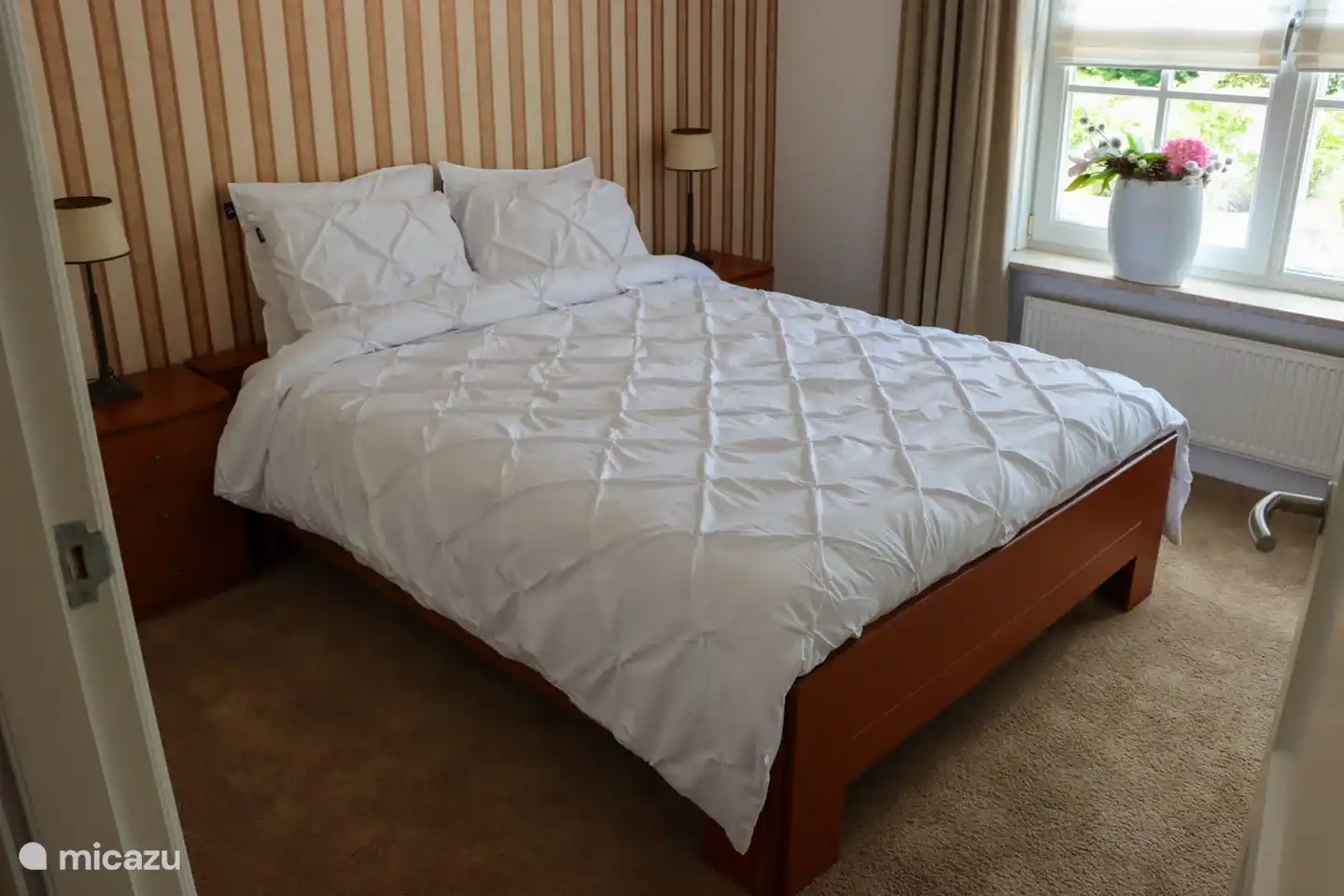 Slaapkamer met tweepersoonsbed en ruime inloopkast