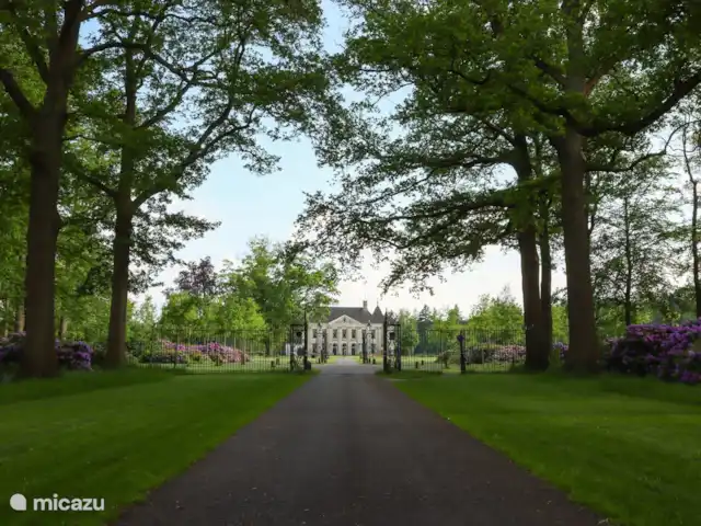Location de Vacances Pays-Bas, Overijssel, Denekamp, maison de vacances - Maison de vacances De Sombeeck L’allée avec des rhododendrons menant à Singraven House sur le domaine voisin de Singraven.