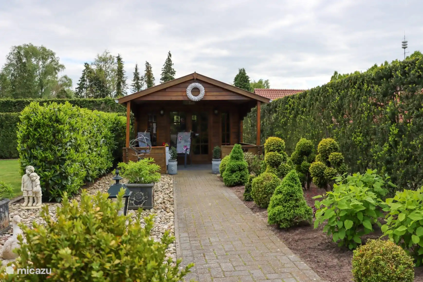 Tuin met afsluitbaar tuinhuis en veranda