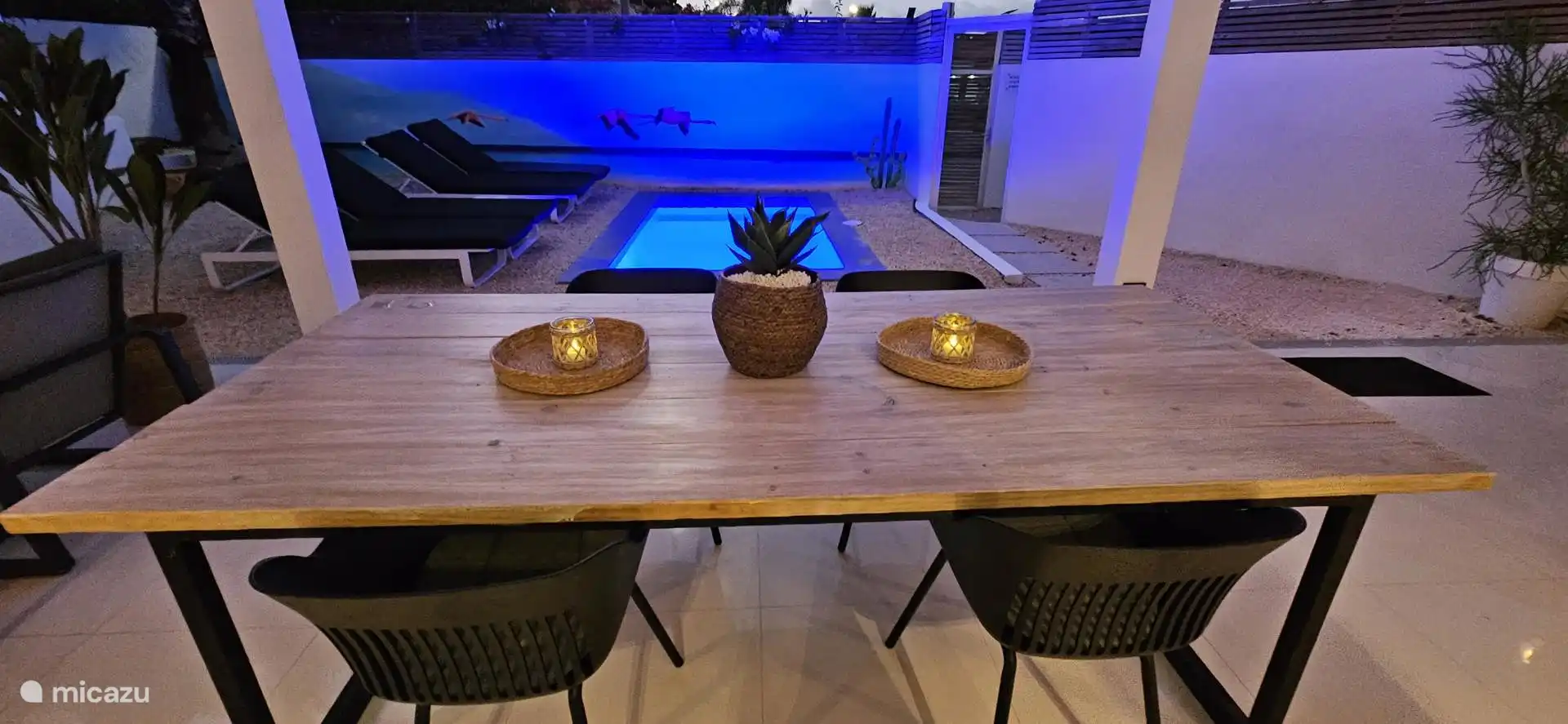 tafel met uitkijk naar het zwembad