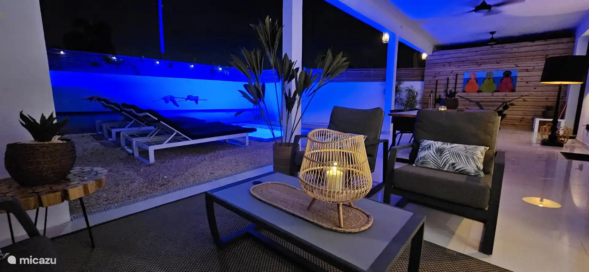 Ook in de avond lekker liggen bij het zwembad