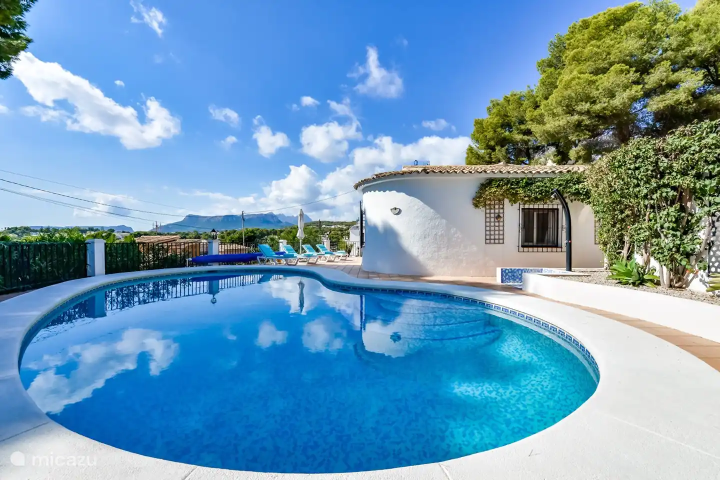 Piscina con vista a cerros y montañas