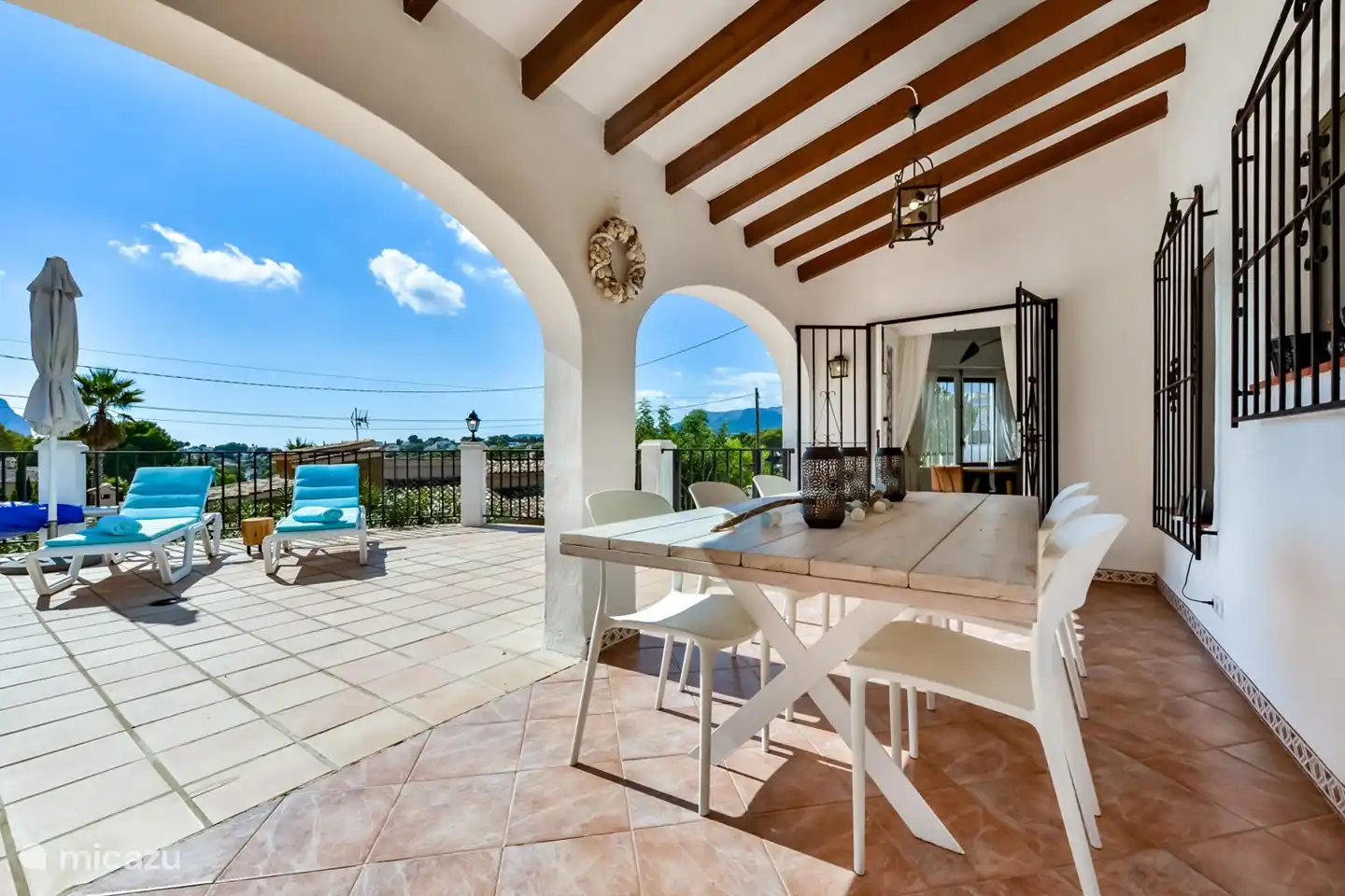 Terraza cubierta y terraza en la piscina