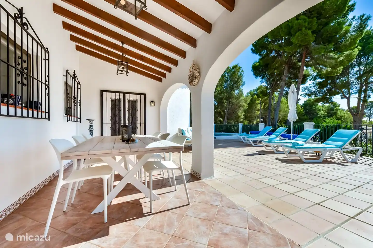 Terraza cubierta y terraza en la piscina