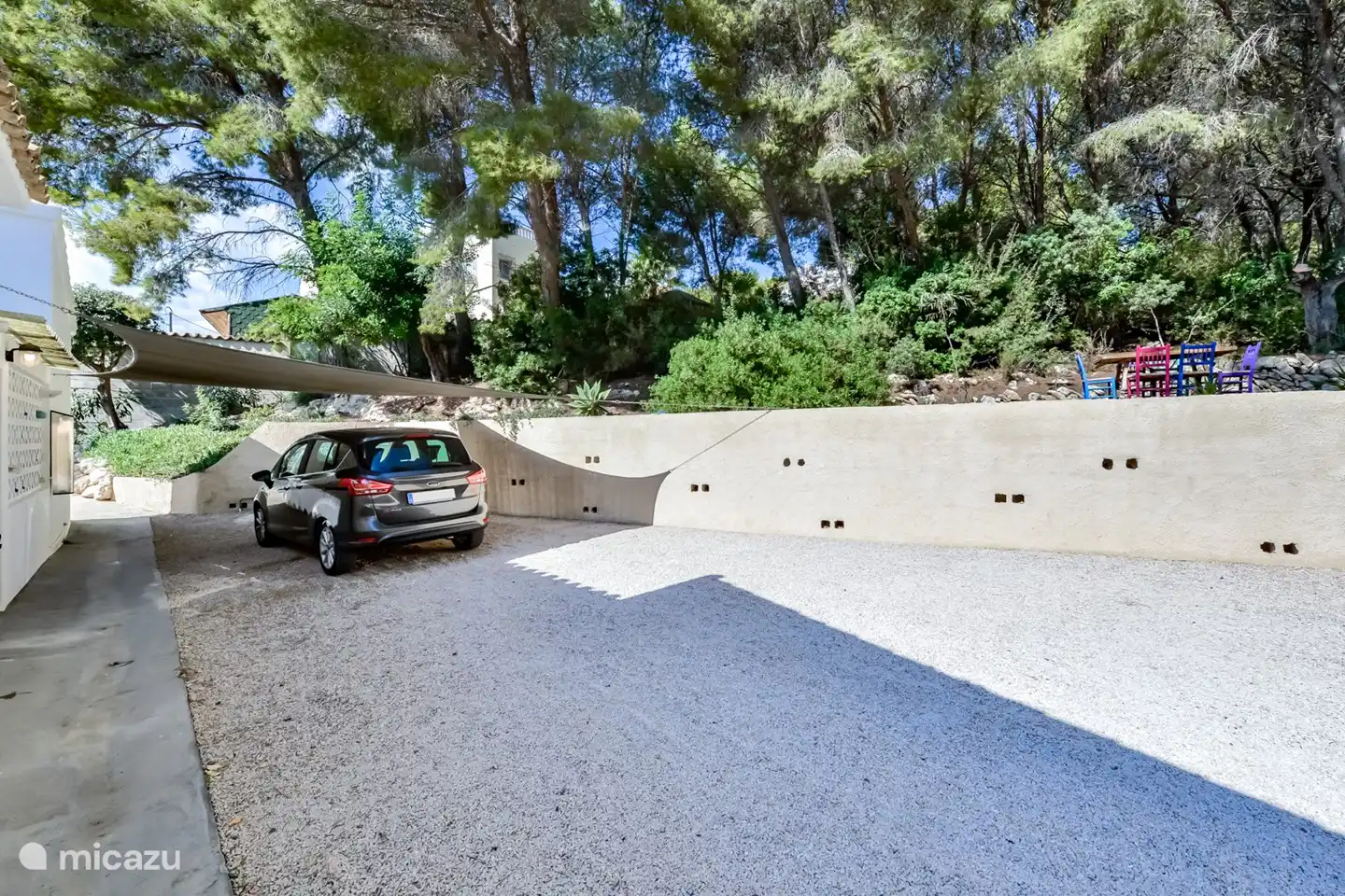 estacionamiento y jardin