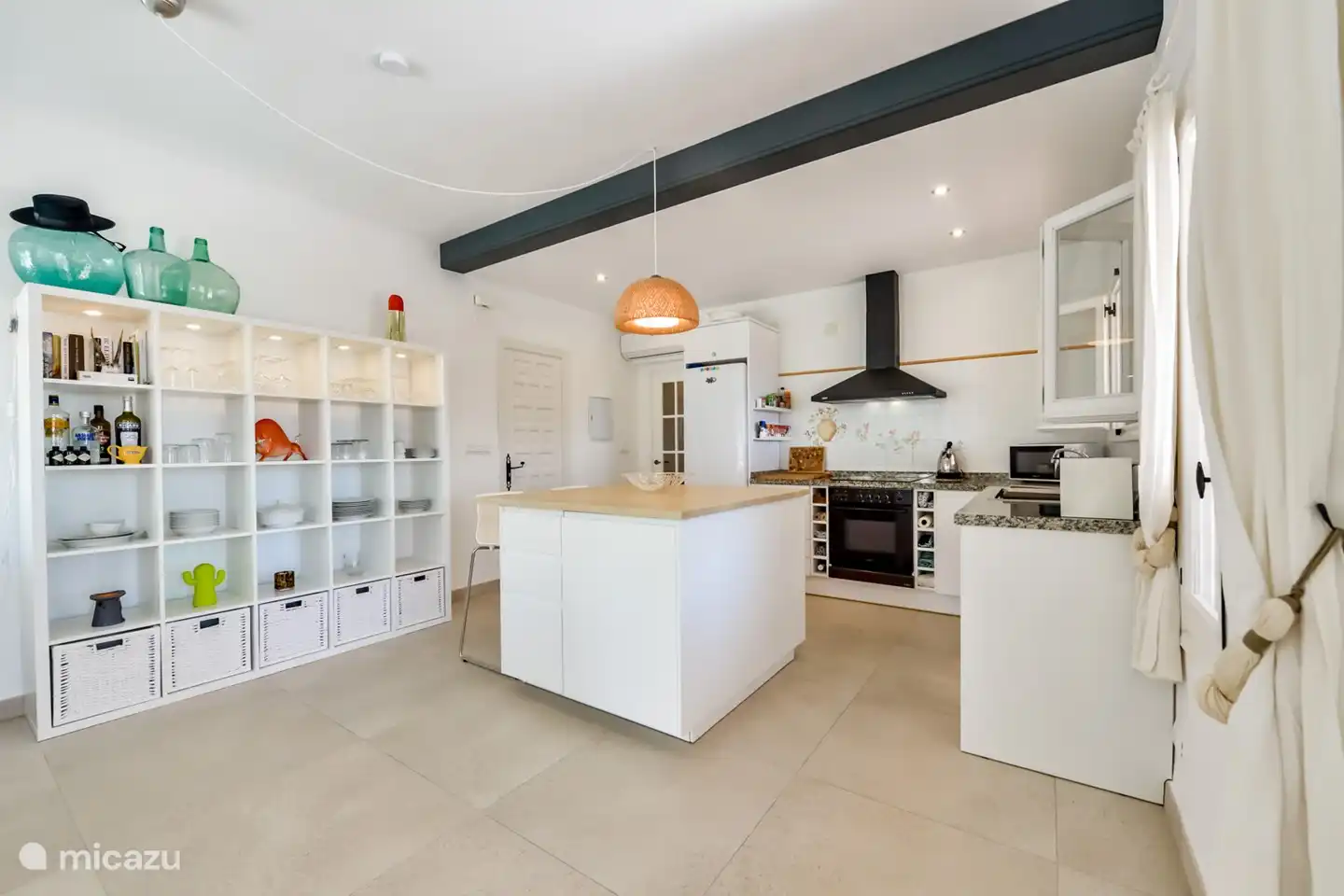 Cocina con isla de cocina