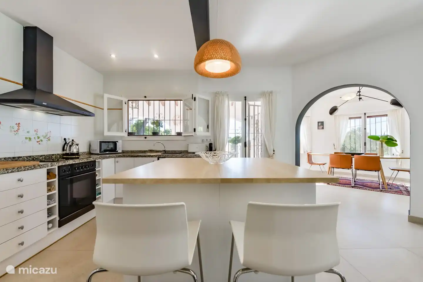 Cocina con isla de cocina