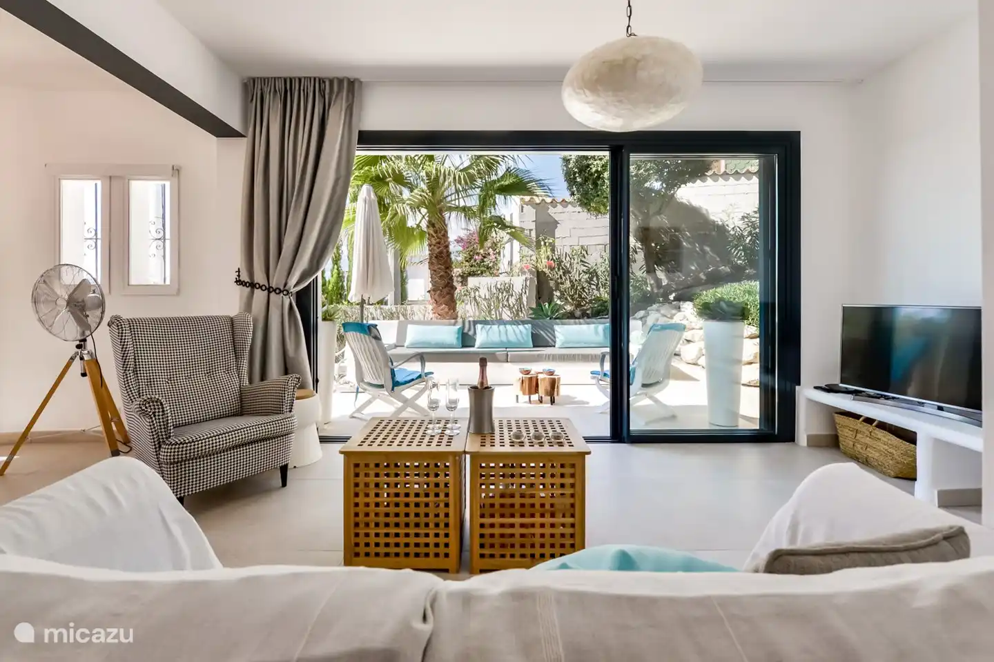 Sala de estar y terraza nocturna