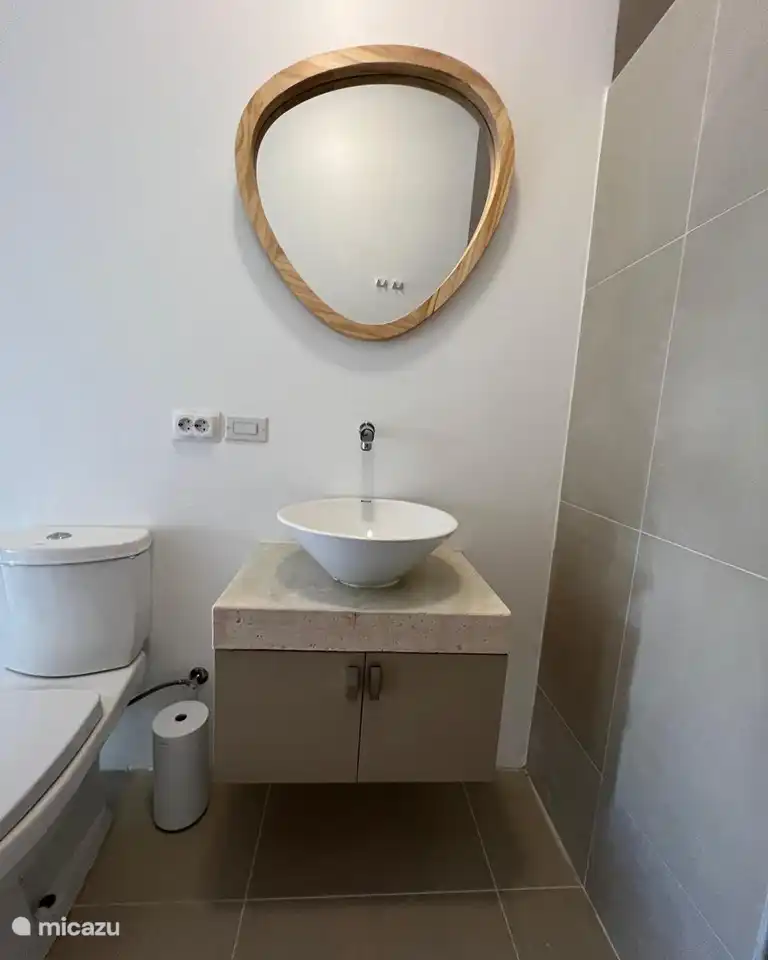 Waschmaschine mit Unterschrank.