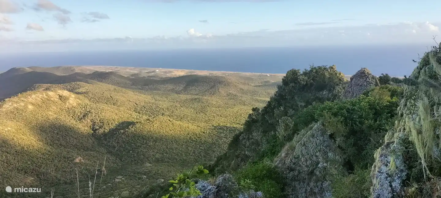 Das ist die schöne Aussicht, die Sie auf dem Weg zum Gipfel des Christoffelbergs haben.