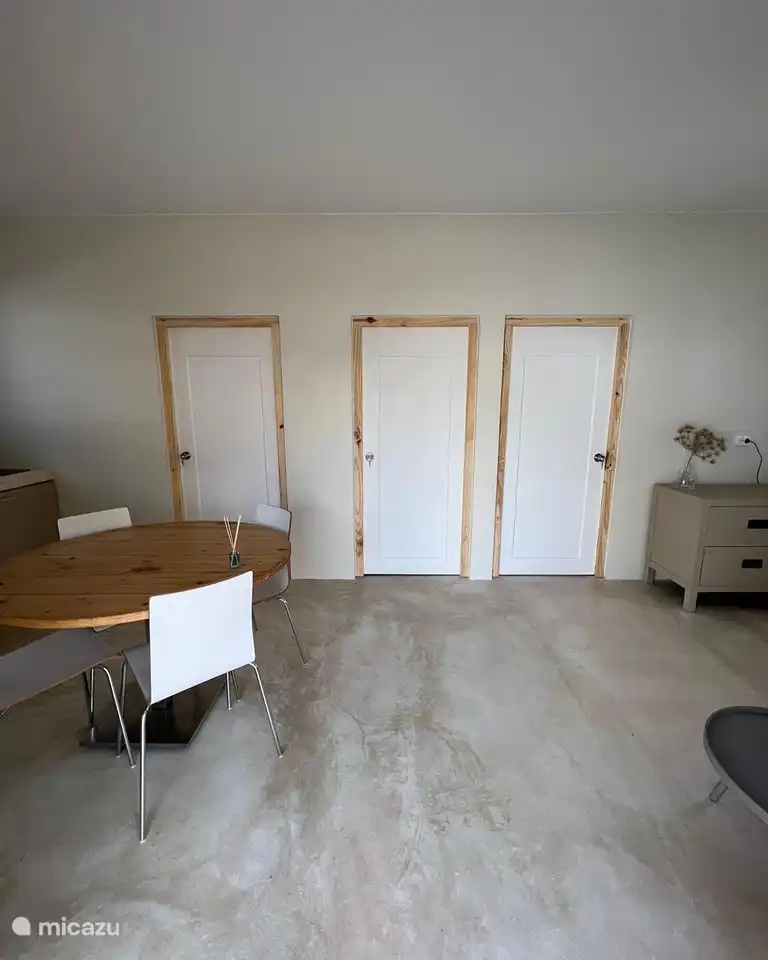 Dies ist das Wohnzimmer und die Küche, an die sich die beiden Schlafzimmer und das Badezimmer anschließen.