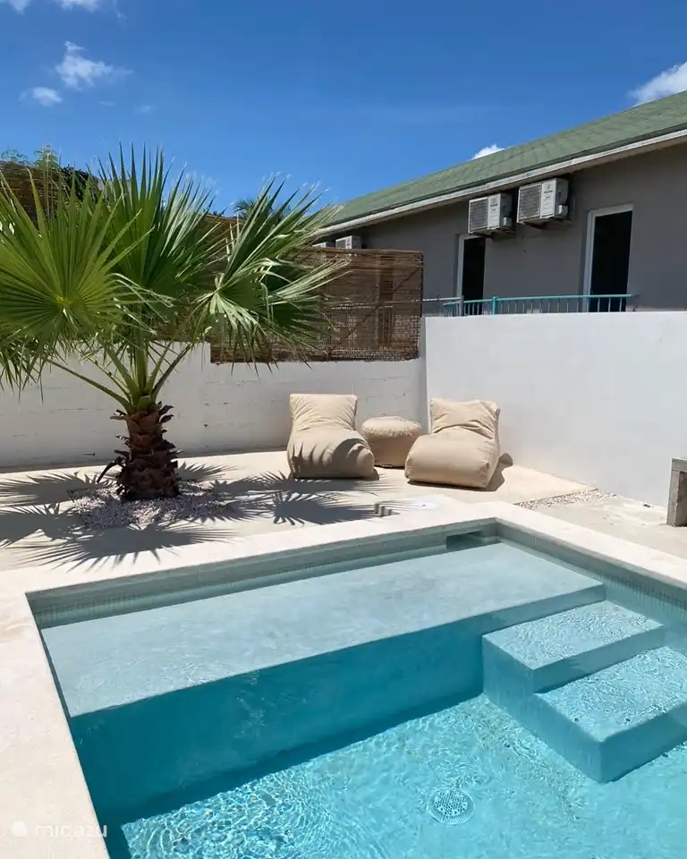 Die schöne Sitzsackecke am Pool, wo Sie optimal die Sonne genießen, ein Buch lesen oder einen Drink genießen können.