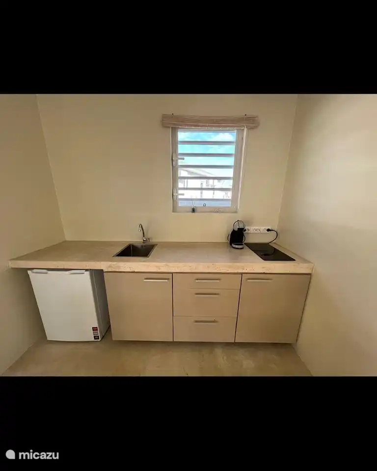 Schöne Küche, die mit allen Küchenutensilien ausgestattet ist, die Sie brauchen, einem Airfryer und einer Dolce Gusto-Maschine für eine schöne Tasse Kaffee.