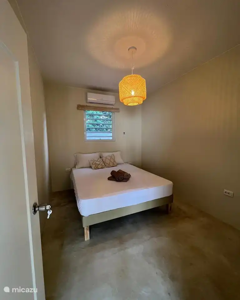 Das Schlafzimmer mit Doppelbett.