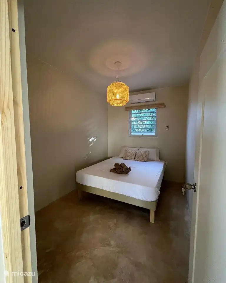 Das zweite Schlafzimmer mit Doppelbett.